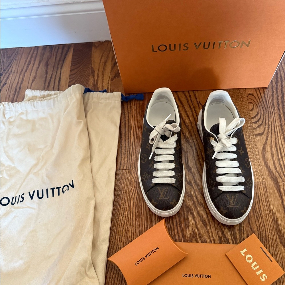 Louis Vuitton Accessories Pack with Orange Envelope and White Laces - Picture 6 of 6